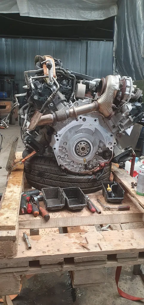 Silnik z turbosprężarką przygotowywany do montażu – serwis FJ PRO, ul. Siennicka 25B, Gdańsk.